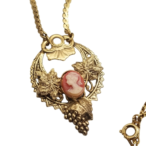 VINTAGE ORNATE GOLDTONED CAMEO PENDANT NECKLACE - Picture 3 of 6